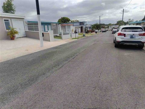Calle Cala en la Urb. Loíza Valley, con la entrada de la propiedad a la izquierda