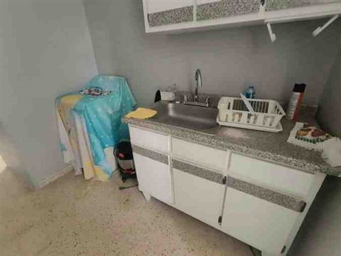 Cocina de la unidad trasera con gabinetes blancos