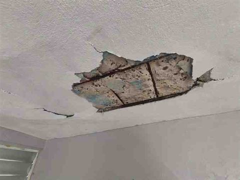 Plafón con daño visible que requiere reparación