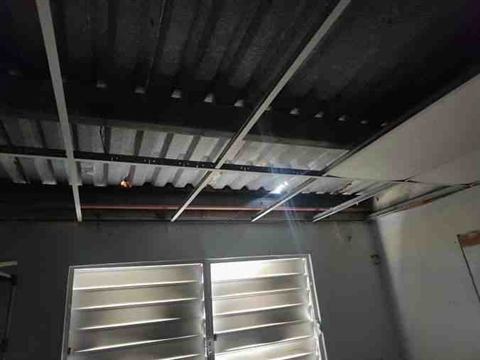 Estructura del techo de acero del segundo nivel donde falta plafón