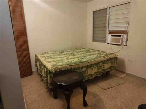 Habitación con consola de aire acondicionado