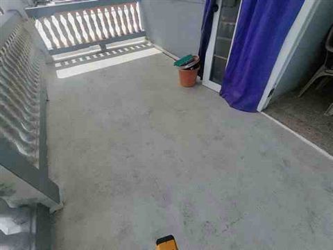 Balcón techado del segundo nivel con balaustres
