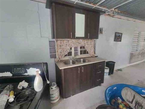 Cocina del segundo nivel, vista hacia el área del comedor
