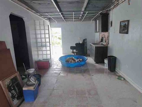 Espacio abierto del segundo nivel en proceso, con el techo de acero visible